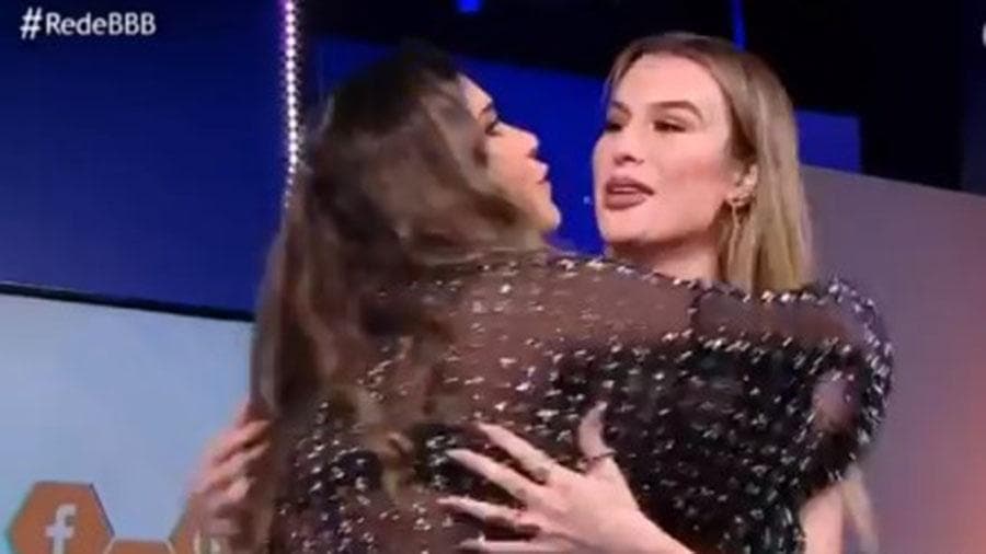 Gizelly, do BBB20, reage à seguidores e paga mico ao abraçar Fernanda Keulla: "Coronavírus"