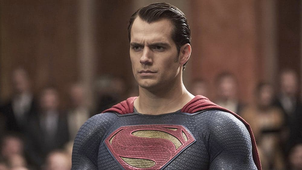 Henry Cavill, o Superman, comenta tuítes ousados dos fãs e se surpreende com mensagens: "p**to grande"