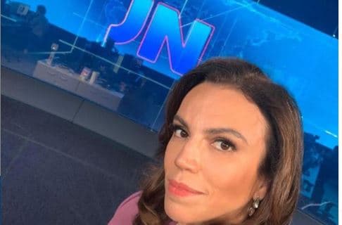 Ao vivo, jornalista do Jornal Nacional é atacada por telespectadores e sofre por conta da Globo