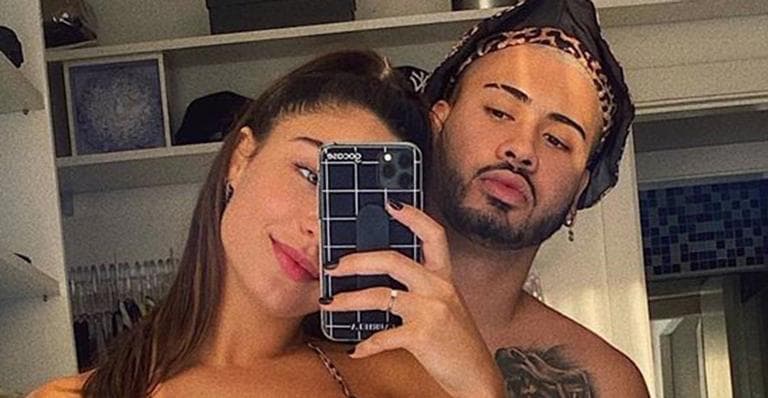 Com Kevinho 'pelado' ao fundo, namorada do cantor mostra micro biquíni atoladíssimo: "Papai"