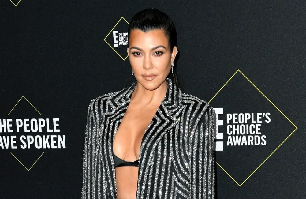 Kourtney Kardashian, aos 41 anos, exibe boa forma e compartilha foto trajando biquíni cavado: "tudo em cima"
