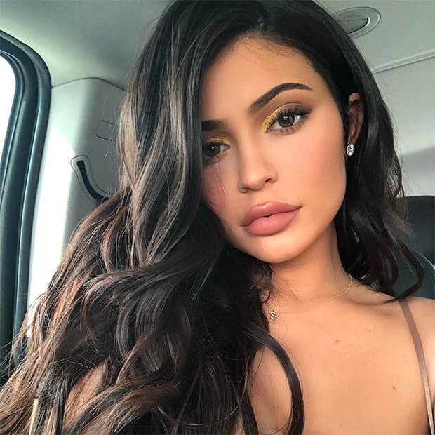 Kylie Jenner, em traje justo e ousado, mostra corpo sensual e decotão rouba à cena: "sexy sem ser vulgar"