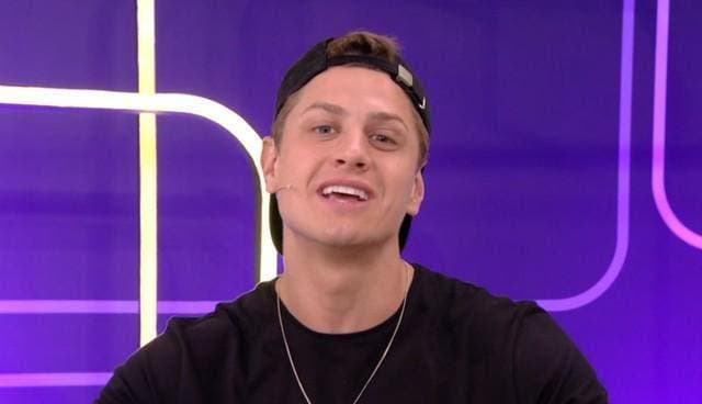 Lucas Gallina quebra o silêncio sobre gays e dá resposta na lata para fã homossexual