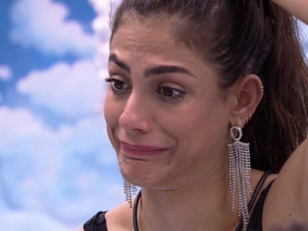 Mãe da Mari cai no choro ao vivo após perseguição e implora pro Brasil eliminar Thelma