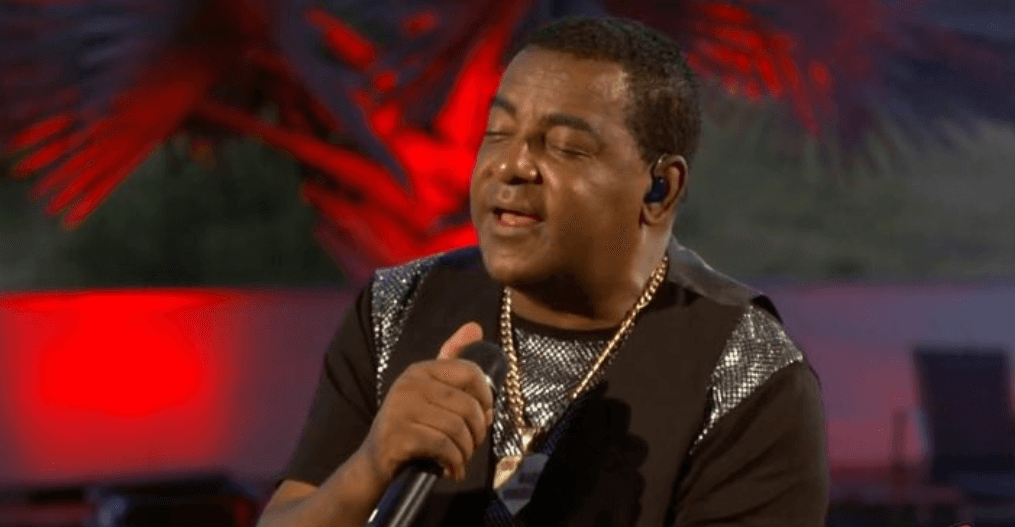 Vocalista do Raça Negra, mesmo proibido, surge bêbado em live e internautas não perdoam: "Tá pistola"
