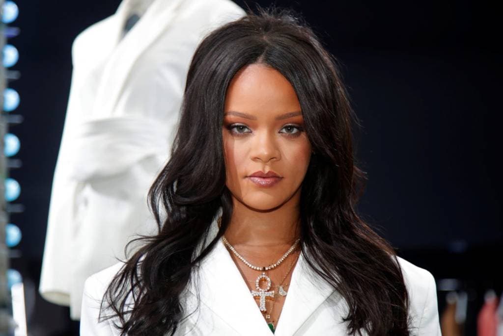 Rihanna rouba à cena, sensualiza e compartilha vídeo usando calcinha transparente: "imagine sem"
