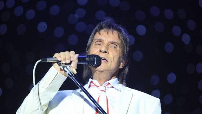 Após ocultar relacionamento por anos, Roberto Carlos se revela e expõe caso com cantor: "Eterno amor"