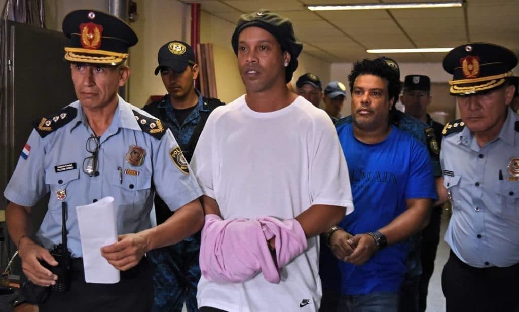 Ronaldinho reaparece após prisão e faz primeiro rolê aleatório em plena quarentena