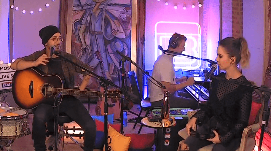 Sandy e Junior improvisam em live nostálgica e sem bebedeira; show vira assunto mais comentado na web