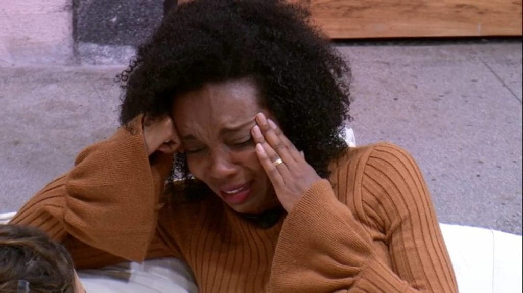 Thelma vai aos prantos no BBB e Manu consola sister: “Você vai colher coisas incríveis daqui”