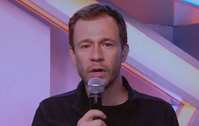 Tiago Leifert se rende a participante após desentendimento e paga mico ao vivo no BBB20