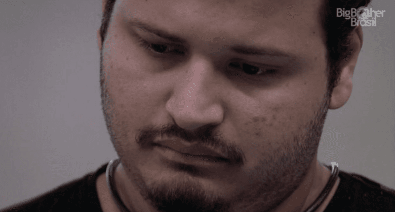 BBB20: Victor Hugo é agredido durante live e sai chorando após humilhação; público pede respeito
