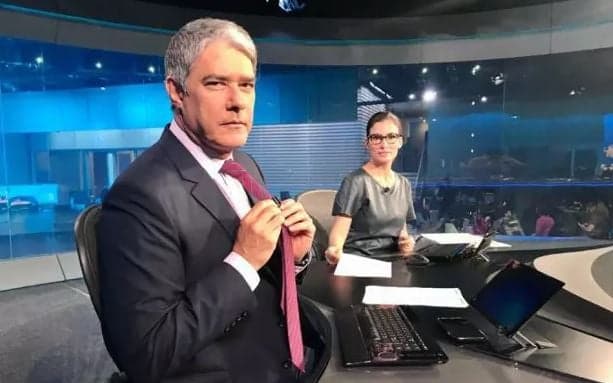 William Bonner e Renata Vasconcellos, no auge da exaustão na Globo, entregam sufoco ao vivo no JN