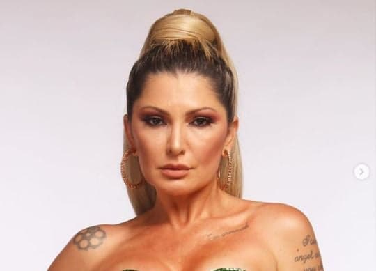 Antonia Fontenelle é flagrada nua com seios explodindo, é chamada de ridícula e detona senhora: "Velha nojenta"