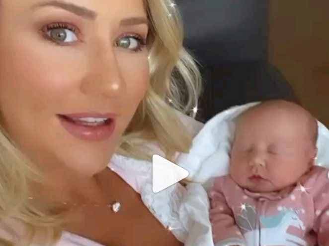 Após dar à luz, Ana Paula Siebert, mulher de Roberto Justus reclama da filha: “nossa, muito esfomeada”