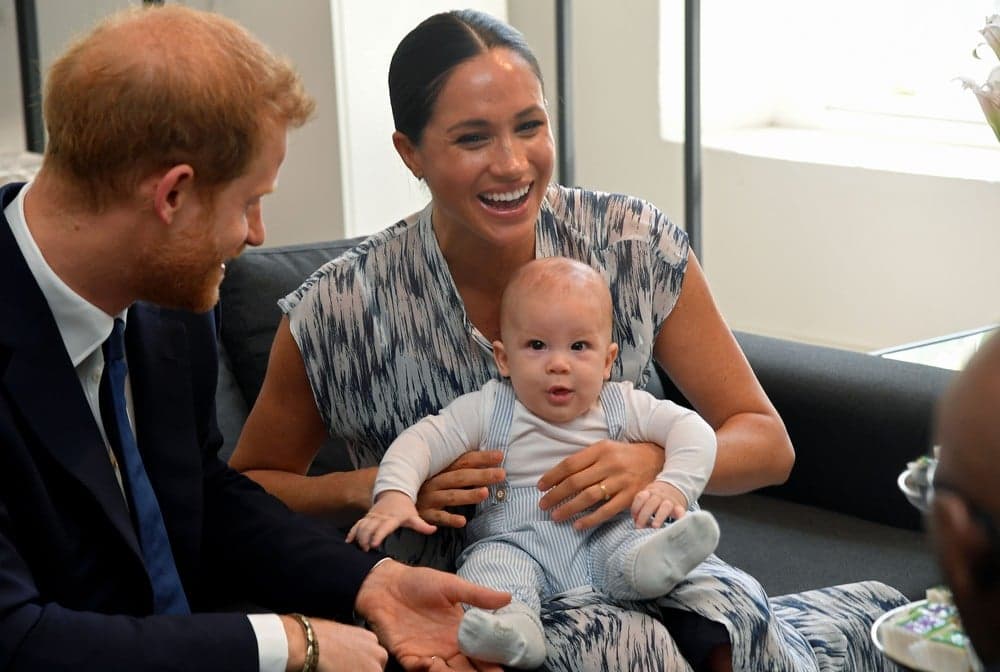 Harry e Meghan processam paparazzi por fotos de Archie (Foto: Reprodução)