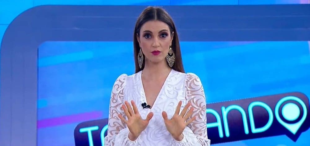 Chris Flores quebra protocolo ao vivo no SBT, joga atriz da Globo no fundo do poço e tritura sem dó: “agora sei quem ela é”