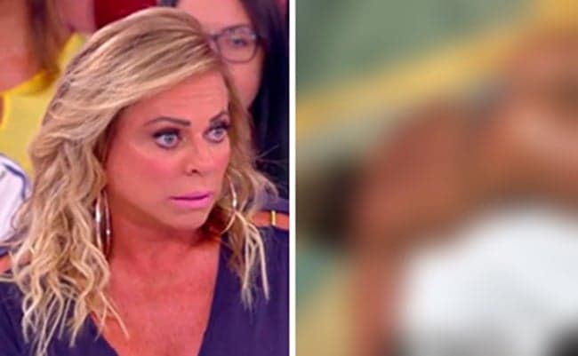 Christina Rocha, após posar de fio dental, mostra rebolado no palco e vai até o chão: "Quem dá trabalho sou eu"