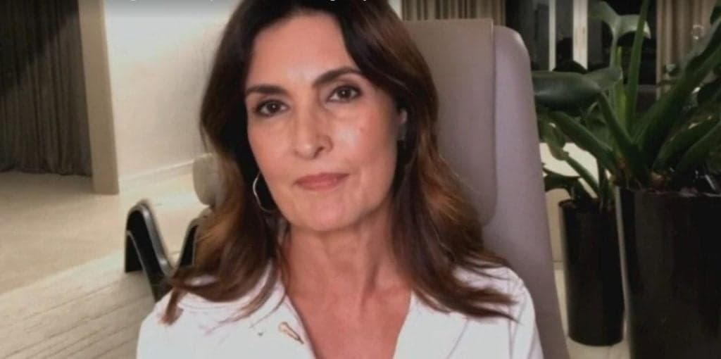 Discreta em relação a família, Fátima Bernardes surpreende ao reunir trigêmeos e namorado em clique especial