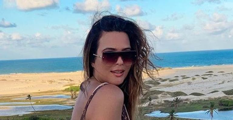 Geisy Arruda usa maiô atoladinho, abusa da peça cavada e virilha é totalmente exposta: "liberdade"