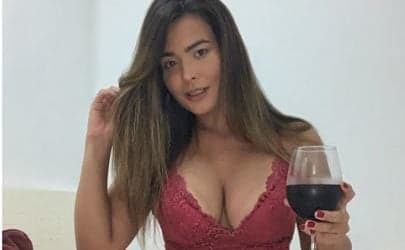 Geisy Arruda vende livro completamente pelada, fotos acabam viralizando e ela bate todos os recordes: "Rica"