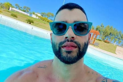 Gusttavo Lima surge com amigos bonitões sem camisa: "Que gado bonito"