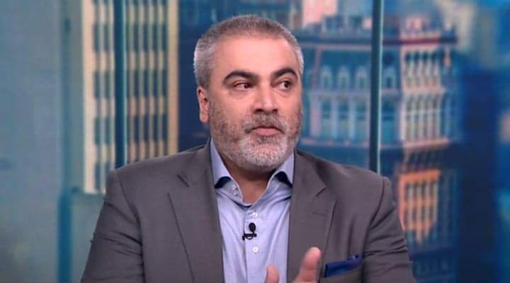 Mulher surge cantando durante debate da CNN Brasil, atrapalha transmissão e deixa comentarista perdido; veja