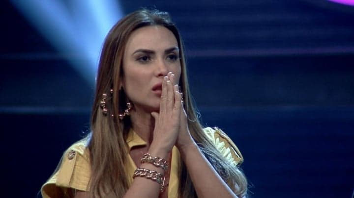 Nicole Bahls acabou se desequilibrando e caindo da escada