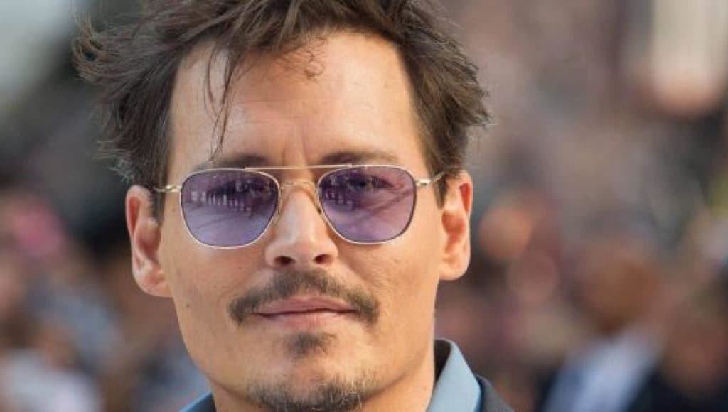 Johnny Depp corta parte do corpo e assume que agrediu a ex-mulher após encontrar cocô em cama