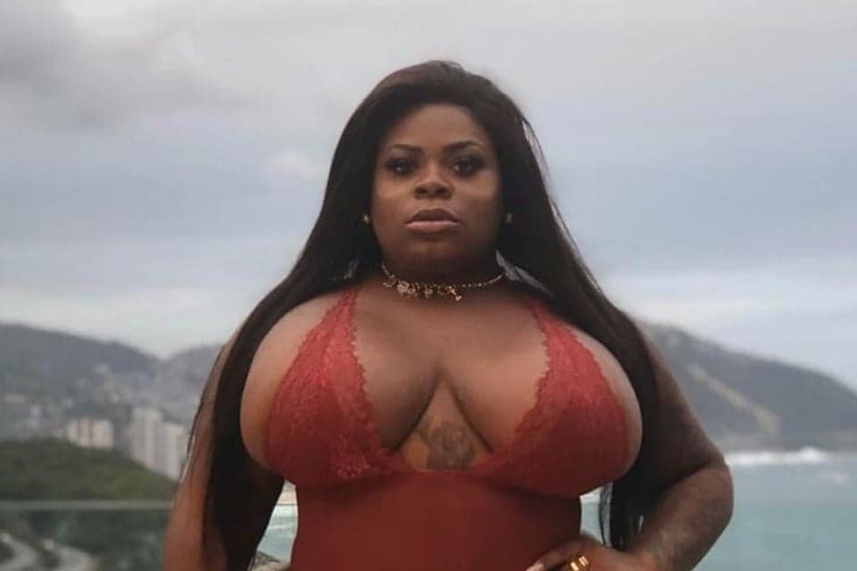 Jojo Todynho escancara parte íntima gigante ao surgir com calcinha atoladinha em clique ousado: “Poderosa”