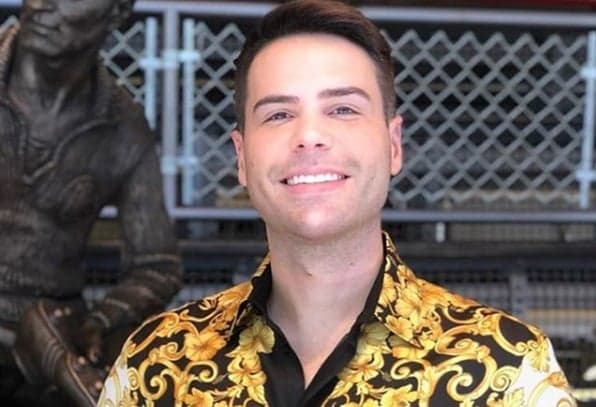 Eita! Luiz Bacci, após segredo exposto e foto com companheiro divulgada, se entrega com declaração: “Sensação”