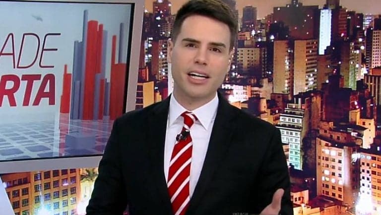 Luiz Bacci, com vida pessoal misteriosa, tem foto pessoal divulgada, causa alvoroço e anuncia: "Quero informar"