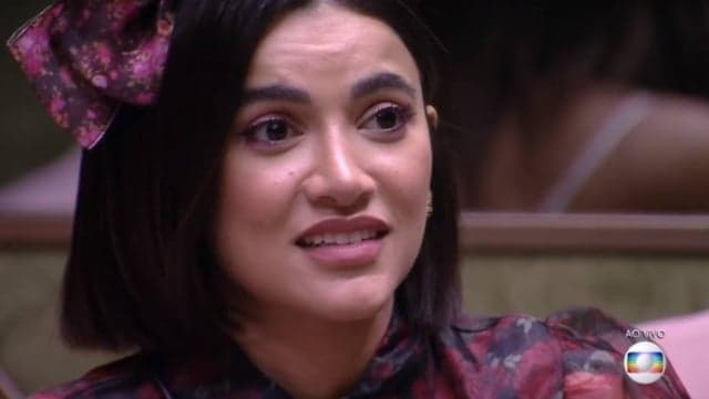 Longe do namorado, Manu Gavassi beija outra mulher e afirma: "é pra beijar quem quiser, tá?"