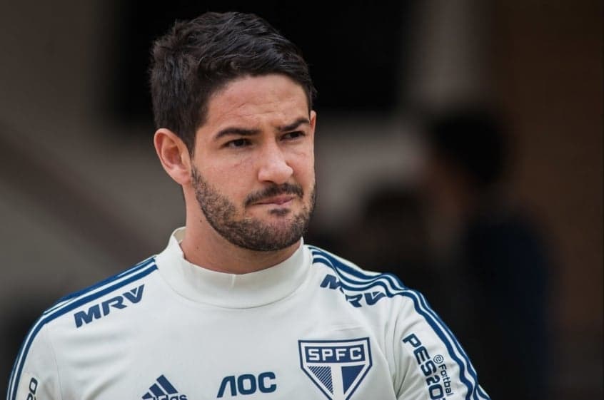 Pato, marido de Rebeca Abravanel, é ridicularizado após frase polêmica e famoso massacra jogador: "Vergonha da nação"