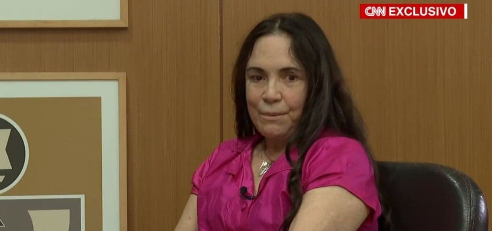 Regina Duarte ignora o massacre da Ditadura e chega a cantar ao vivo em entrevista na CNN: “está louca”