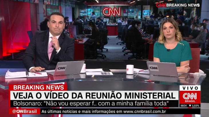 Jornalista da CNN fala palavrão ao vivo com notícia urgente e assusta colega: "Tirem as crianças da sala"