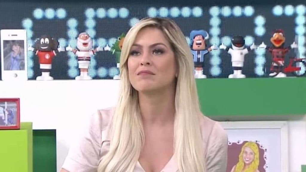 Renata Fan, aos 42 anos, perde a vergonha em fotos viralizadas de calcinha e escândalo com famoso pelado: "Credo"