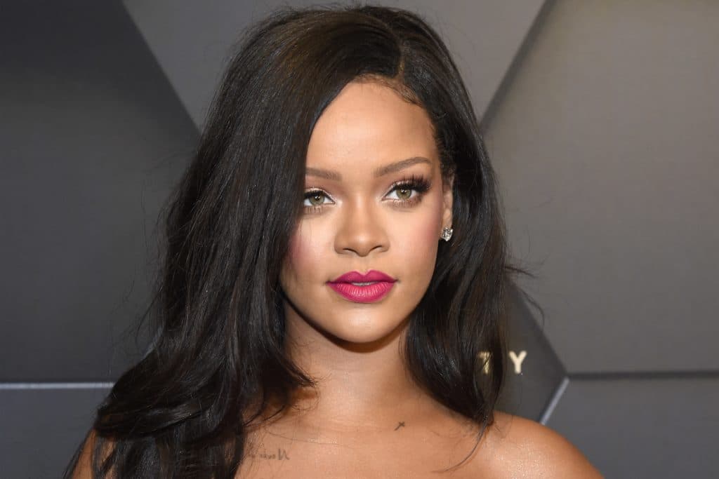 Rihanna se descuida e surge sem calcinha, parte íntima fica à mostra e vídeo comprometedor viraliza: "Gostosa"