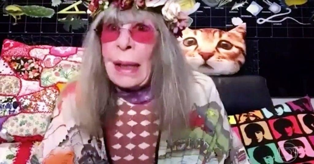 Rita Lee, reclusa há 8 anos, surge irreconhecível na TV, fala de abdução por ETs e estarrece com real: "Escolhi"