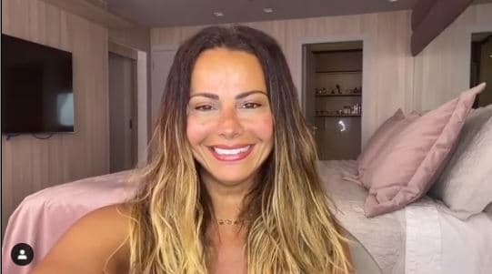 Viviane Araújo surge com fantasia colada e expõe parte íntima em vídeo: "Tô vendo"