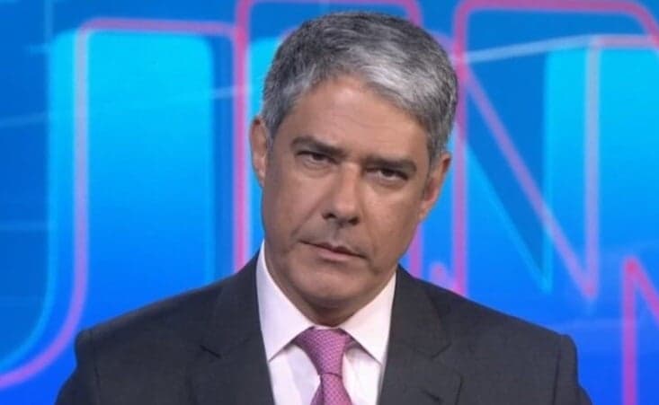 Ao vivo, William Bonner, exposto em farsa do JN, leva bronca da direção e faz apelo ao público na bancada: “Um erro”