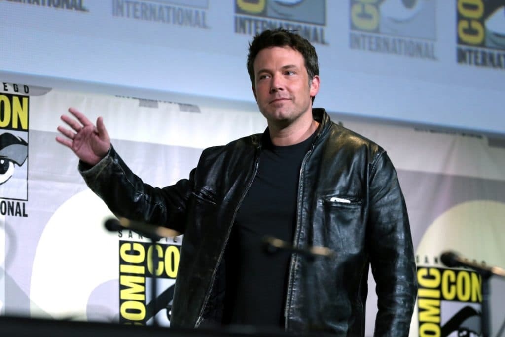 Tenso! Ben Affleck passa perrengue com namorada e fica trancado pra fora de casa