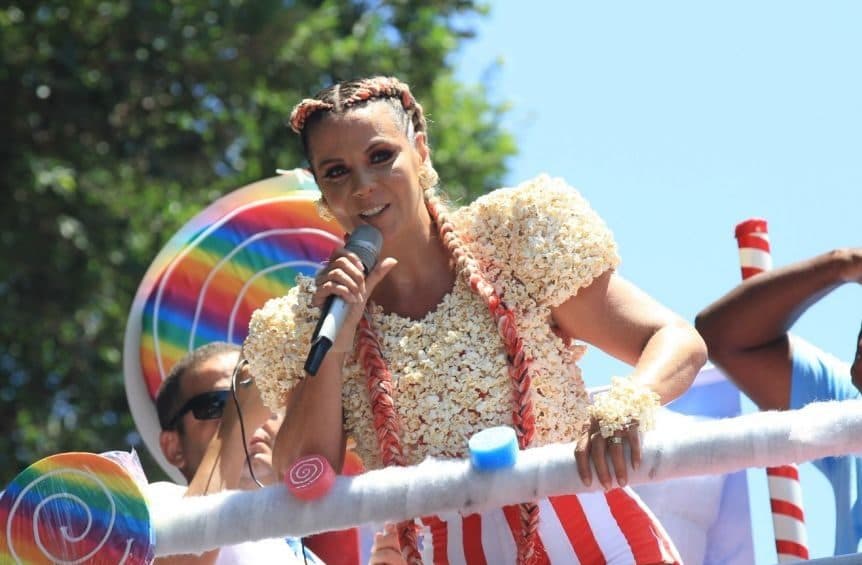 A atriz em seu bloco Algodão Doce (Foto: reprodução)