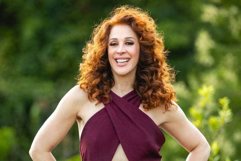 Claudia Raia vivencia milagre e faz anúncio de gravidez aos 53 anos: "Já é normal"