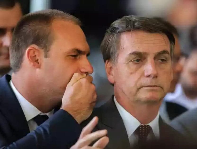 Eduardo aparece em vídeo chamando Bolsonaro de "arrombado" e revelação choca: "Vídeos de travesti"
