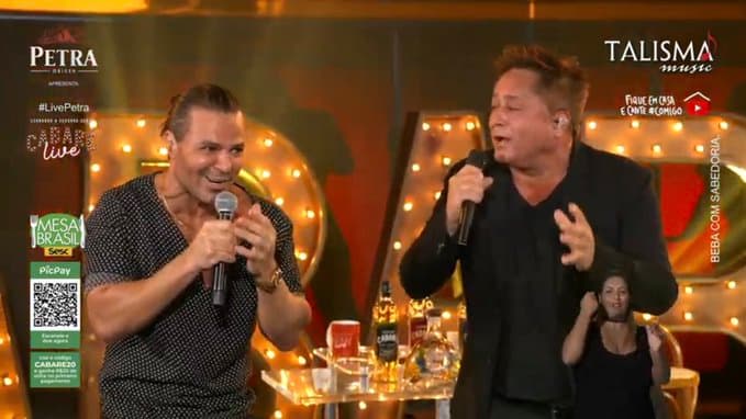 Eduardo Costa e Leonardo se beijam ao vivo e quebram isolamento social