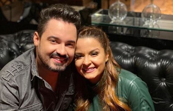 Maiara tem comemoração quente com Fernando, ganha presente que nem cabe na mão e dispara: "É meu"