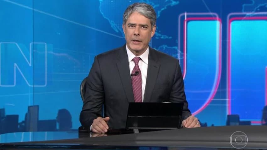 William Bonner reativa rede social em meio a tragédia e mortes e se expõe ao público: "Esperando o surto''