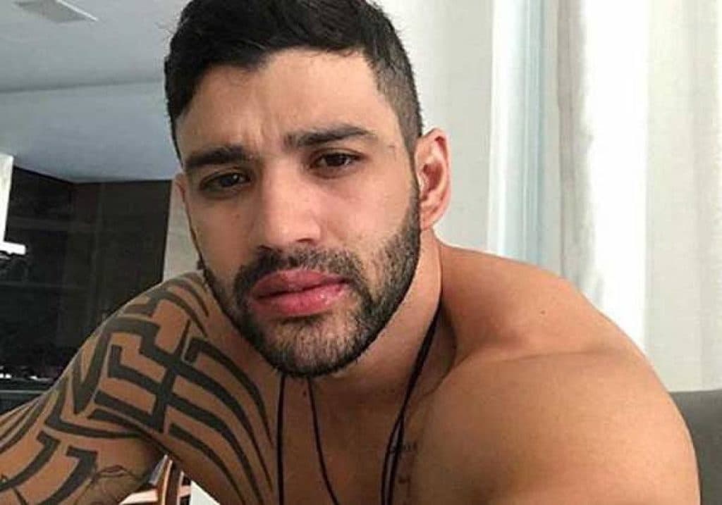 Gusttavo Lima, após escândalo em foto com Leonardo, levanta o shorts, mostra parte íntima gigante e admite medida