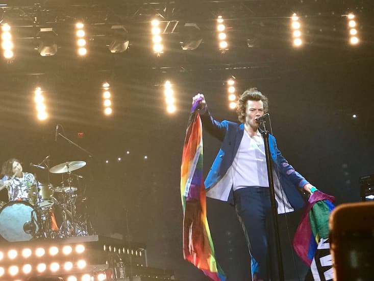 Bomba! Ao ser questionado sobre ser gay, Harry Styles respondeu: "por que não?"